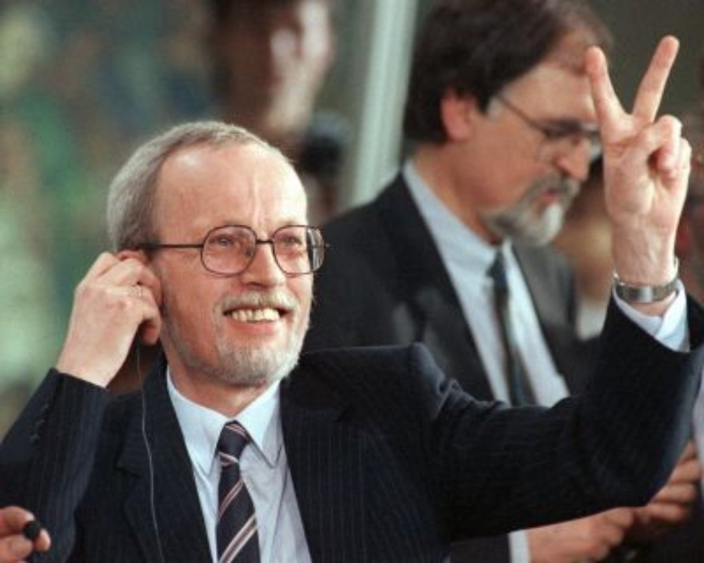 Damit ist Lothar de Maizière seinen Platz an der Spitze los. Der Minister für besondere Verwendung musste 1990 nach nur 75 Tagen im Amt wegen unbegründeter Stasi-Verdächtigungen seinen Hut nehmen.