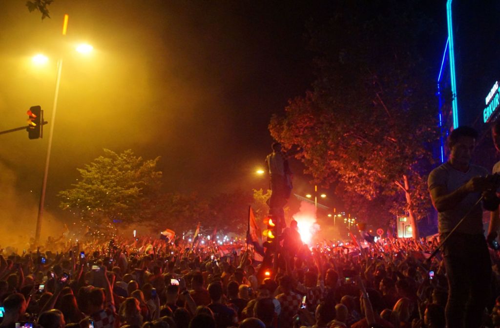 Für Ultras gehören Bengalische Feuer zum Fußball dazu. Bei den Siegesfeiern der Kroaten sind sie auch immer wieder zu sehen.