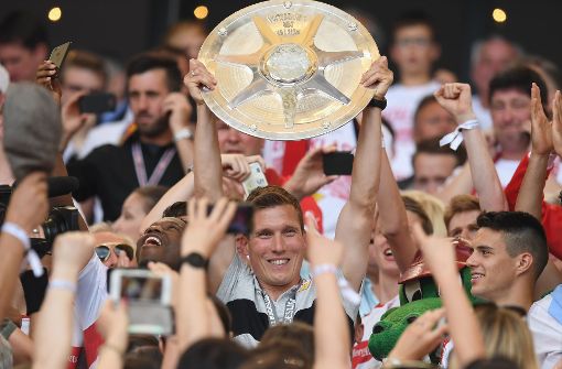 Da ist das Ding! VfB-Coach Hannes Wolf reckt die Meisterschale in die Höhe. Foto: Bongarts