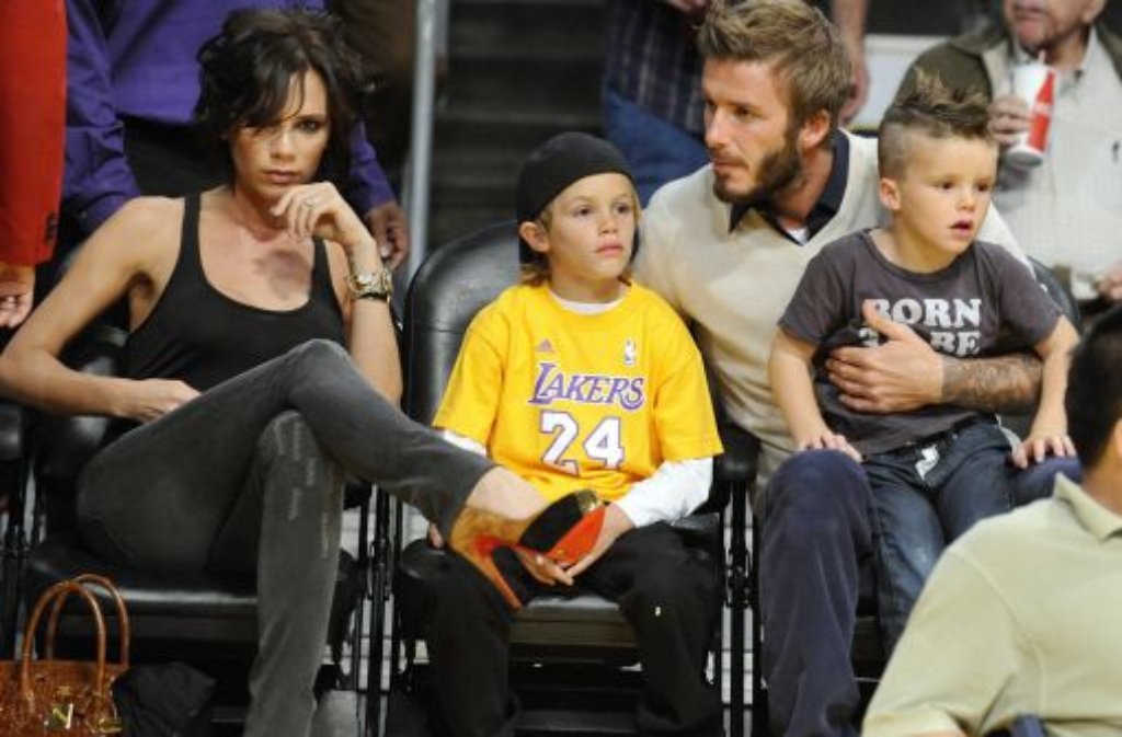 Familienausflug zum Basketball-Spiel: Die Beckhams mit ihren Söhnen Romeo und Cruz