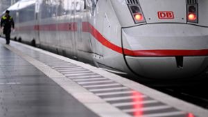 Bei der Deutschen Bahn dürften ab Donnerstagabend viele Verbindungen ausfallen. (Symbolbild) Foto: AFP/KIRILL KUDRYAVTSEV
