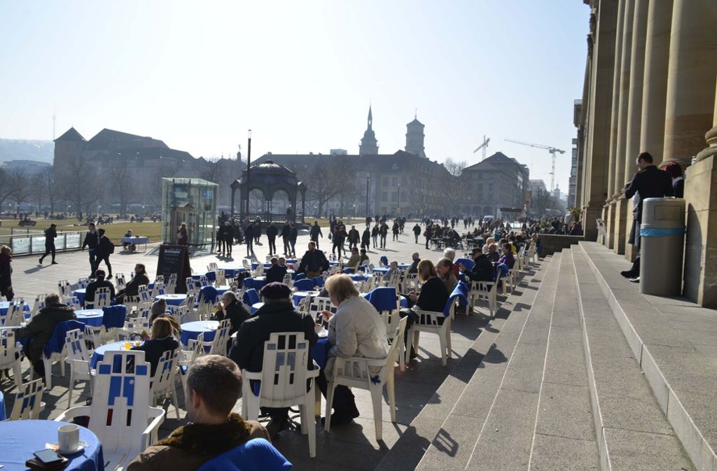Bereits am vergangenen Wochenende haben die Stuttgarter Sonne und Wärme  – wie hier auf dem Schlossplatz – genossen.