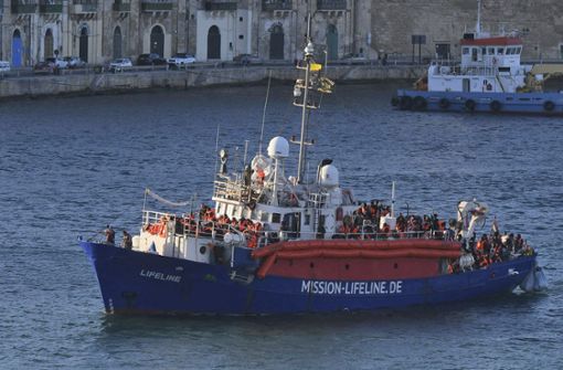 Das Flüchtlings-Rettungsschiff der deutschen Hilfsorganisation «Lifeline» erreicht den Hafen von Valletta. Foto: AP