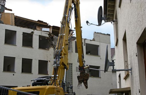 Das ehemalige Bankgebäude wird zerlegt. Der dabei entstehende Schutt könnte beim Bau von neuen Häusern verwendet werden. Foto: Michael Käfer