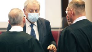 Hanno Berger (Mitte)  im Gespräch mit seinen Anwälten. Foto: dpa/Oliver Berg