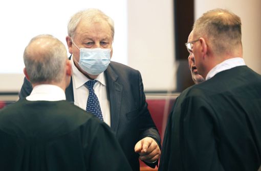 Hanno Berger (Mitte)  im Gespräch mit seinen Anwälten. Foto: dpa/Oliver Berg