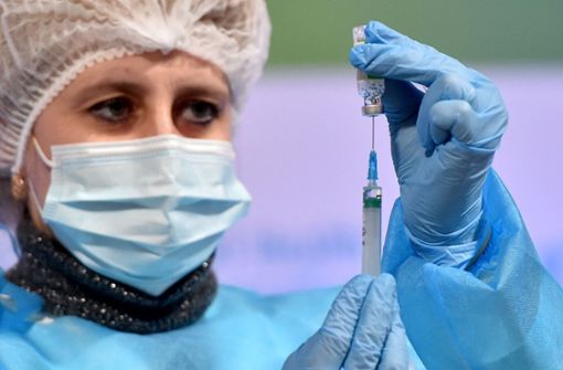 Impfstoff wird mit dem Stopp von Astrazeneca knapper. Foto: AFP/SERGEI SUPINSKY