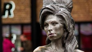 Auf dem Stables Market in Camden Town im Norden Londons steht eine Bronzestatue der britischen Sängerin Amy Winehouse. Foto: IMAGO/Pond5 Images