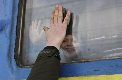 Bewegende Szene in Kramatorsk im Osten der Ukraine: Ein Mädchen verabschiedet sich, bevor der Zug es nach Westen bringt. Foto: dpa/Andriy Andriyenko