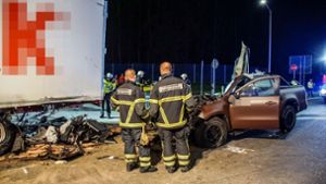 Auto kracht auf Parkplatz in Sattelzug – Beifahrer stirbt