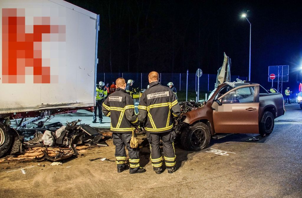 Bei einem Unfall auf einem Autobahnparkplatz nahe Sindelfingen ist ein Mann gestorben. 			-