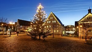 Ein mächtiger Baum mit Dutzenden Lichtern: wie Hemmingen legen alle  Kommunen Wert auf schöne Weihnachtsstimmung – und die ist dank Bürgerhilfe sehr günstig. Foto: factum/Bach
