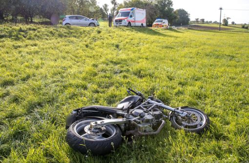 Das betroffene Motorrad liegt weit von der Straße entfernt in der Wiese. Foto: 7aktuell.de | Kevin Lermer