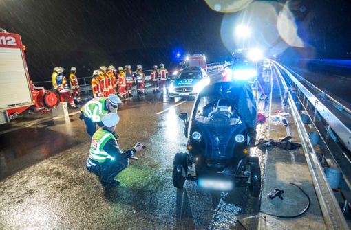 Der Fahrer des  Mini-Elektroautos wird bei dem Unfall tödlich verletzt. Foto: 7aktuell.de/Simon Adomat