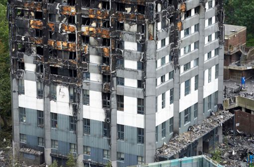 Ein nun veröffentlichter Expertenbericht sieht schwere Mängel beim Bau und bei den Anweisungen für die Bewohner des Grenfell Towers in London. Foto: AFP