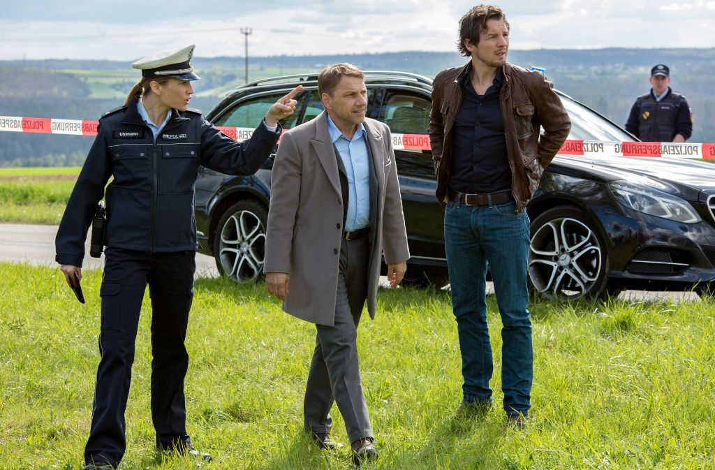 Die Kommissare Lannert (Richy Müller) und Bootz (Felix Klare) erreichen den Tatort und informieren sich bei einer Polizistin (Julischka Eichel).