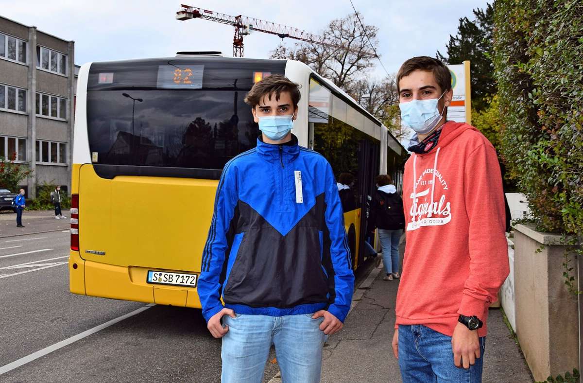 Ruben Schäfauer (links) und Tobias von Campe engagieren sich im Vaihinger Jugendrat. Das Gremium fordert unter anderem bessere Busverbindungen für Schüler. Foto: Kratz