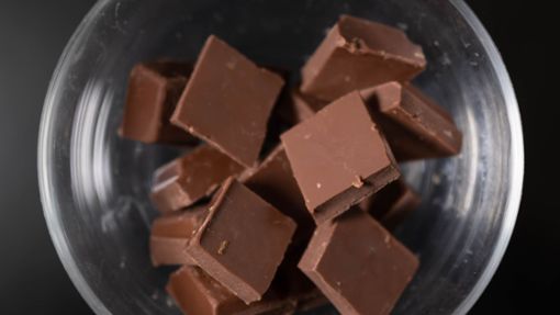 Eine Schale mit Schokolade steht auf einem Couchtisch. Der steigende Kakao-Preis könnte bald auch Auswirkungen auf die Schokolade im Supermarkt haben. Foto: Hendrik Schmidt/dpa
