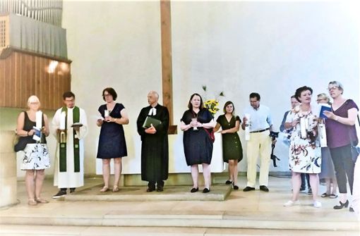 Pfarrer Maurer (4. v. l..) und die Gemeinde nehmen Abschied Foto: Elke Rutschmann