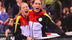 Angelique Kerber und Andrea Petkovic feiern in Stuttgart ihren Sieg über Australien. Die deutschen Tennis-Damen sind im Halbfinale des Fed-Cups. Foto: Bongarts/Getty Images