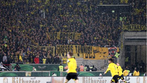 Fans von Borussia Dortmund haben mit Protesten gegen den umstrittenen Investoren-Einstieg bei der DFL eine weitere Spielunterbrechung erzwungen (Archivfoto). Foto: imago/Thomas Bielefeld/imago sportfotodienst