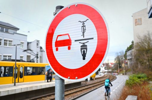 Nicht mehr alle Fahrrad-Überholverbotsschilder in Stuttgart-Kaltental stehen an Ort und Stelle. (Archivbild) Foto: dpa/Bernd Weißbrod