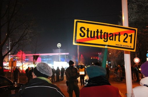 Einige Demonstranten sind nach der Großkundgebung gegen Stuttgart 21 zum Mercedes-Benz-Museum gezogen, wo Kanzlerin Merkel bei einem Festakt weilt. Klicken Sie sich durch die Galerie. Foto: Beytekin