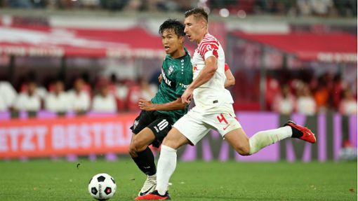 Willi Orban  – hier im Duell mit dem Stuttgarter Wooyeong Jeong (links) am zweiten Spieltag – war seit Mitte September verletzt. Foto: Pressefoto Baumann/Cathrin Müller