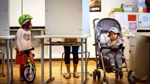 Wenn Mama wählen geht, dürfen die Kleinen auch dieses Mal mit – trotz Corona. Foto: Michael Steinert/Archiv