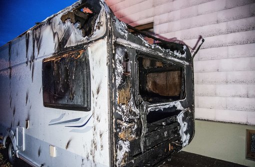 Unter anderem ist ein Wohnwagen ein Raub der Flammen geworden. Foto: SDMG