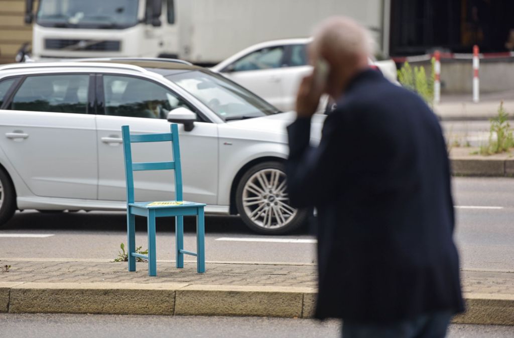Am Sonntag sollen Bürger wieder Stühle auf der B14 aufstellen. Foto: Lichtgut/Max Kovalenko