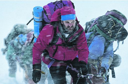 Jason Clarke als Bergführer Rob Hall spielt die Hauptrolle im Abenteuerfilm „Everest“ aus dem Jahr 2015. Der Film schildert die Ereignisse im Mai 1996 bei einer Besteigung des Mount Everest, in deren Folge acht Bergsteiger starben, darunter auch Expeditionsleiter Hall. Foto: Verleih