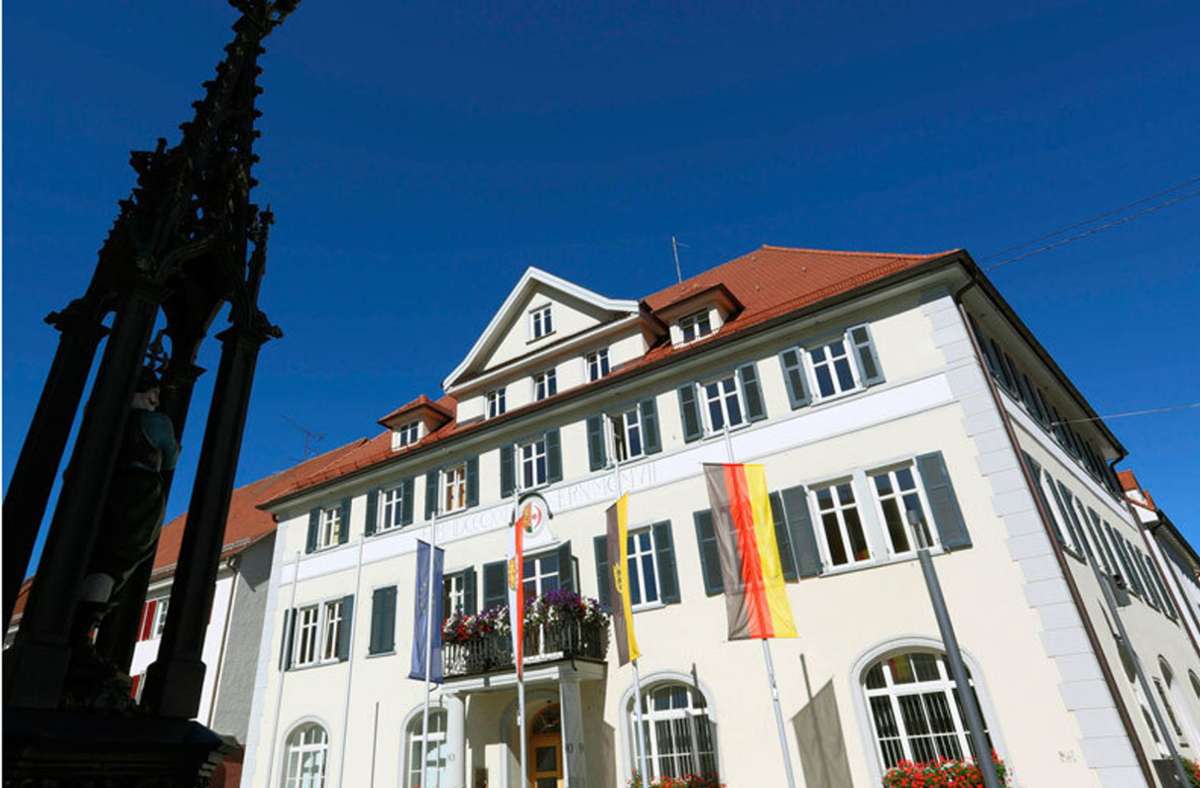 Die Vollbeflaggung könnte täuschen: Das Rathaus in Mengen ist freitags künftig geschlossen. Foto: Stadt Mengen