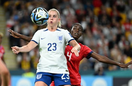 Das englische Nationalteam mit Alessia Russo (links) gewann sein Auftaktspiel der WM knapp mit 1:0 gegen Haiti mit Tabitha Joseph (rechts). Foto: IMAGO/AAP/IMAGO/DARREN ENGLAND