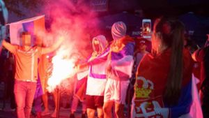 Deutsche mischen sich unter serbische Fans und zünden Pyrotechnik