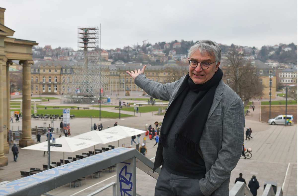 Sieht viel zu tun: Kulturstaatssekretär Arne Braun auf dem Schlossplatz in Stuttgart Foto: LICHTGUT/Max Kovalenko