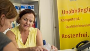 Patientenberaterin Monika Müller im Gespräch mit einer Patientin Foto: Lichtgut/Max Kovalenko