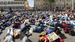 Klimanotruf: Beim „die  in“ auf der gesperrten B 27 inszenieren die Demonstranten ein Massensterben. Foto: factum/Simon Granville