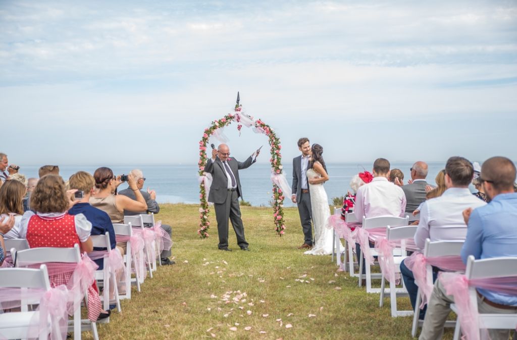 Wenn aus einem Bierzelt-Flirt die große Liebe entsteht: Sandra und Ed bei ihrer Hochzeit 2015 auf Gibraltar.