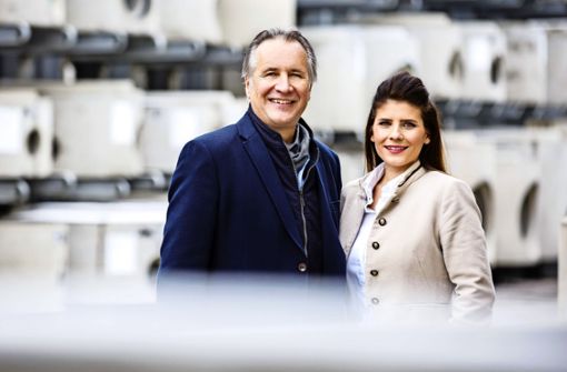 Sarna Röser mit ihrem Vater Jürgen Röser, der Geschäftsführer des Mundelsheimer Betonteileherstellers ist. Foto: Anne Grossmann Fotografie