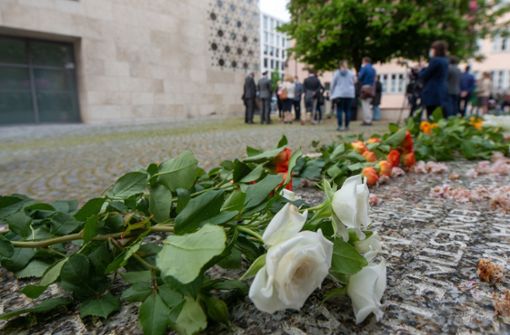 Vor der Synagoge in Ulm liegen am Holocaustdenkmal Blumen. Am Samstagmorgen kam es hier zu einem Brandanschlag. Foto: dpa/Stefan Puchner