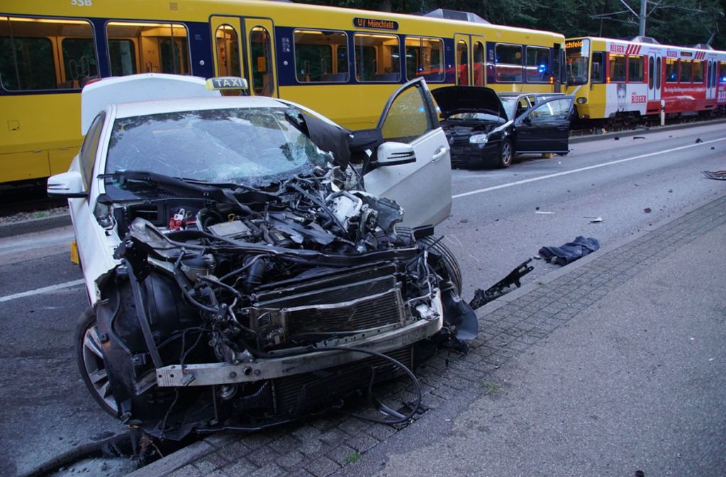 In Stuttgart-Sillenbuch kam es am Donnerstagabend zu einem schweren Unfall, an dem auch ein Taxi und eine Stadtbahn beteiligt waren.