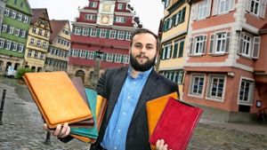 Simon Täuber stellt die Laptop-Taschen in verschiedenen Farben, Größen und Materialien in Handarbeit her Foto: Horst Rudel
