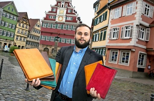 Simon Täuber stellt die Laptop-Taschen in verschiedenen Farben, Größen und Materialien in Handarbeit her Foto: Horst Rudel