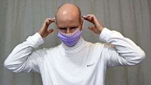 Dr. Kieferle zeigt, wie’s geht: die Maske  nur an den Gummis anfassen. Foto: privat