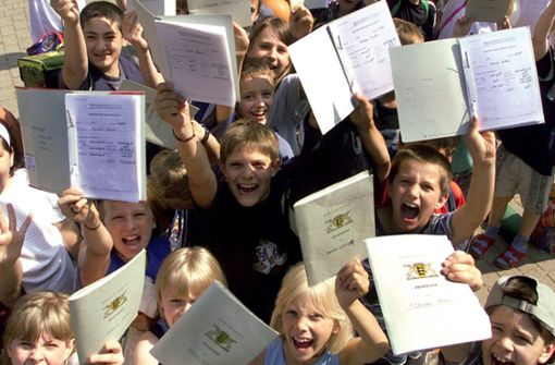 Diese Kinder scheinen gute Noten zu haben: Sie freuen sich über ihre Zeugnisse Foto: dpa