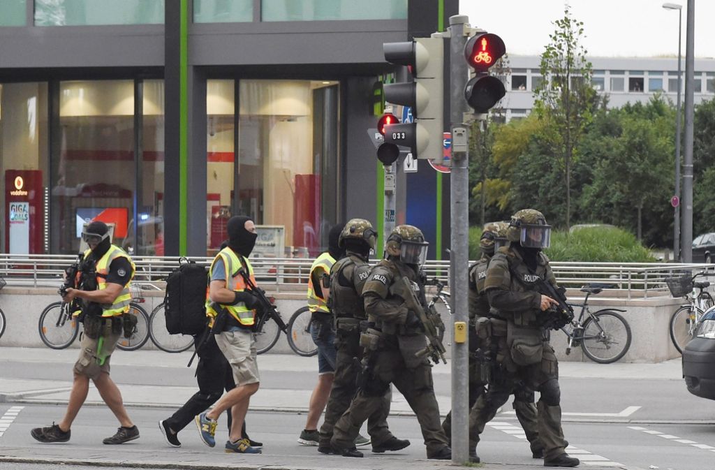 Die Polizei ist nach der Schießerei im Olympia-Einkaufszentrum in München im Großeinsatz.