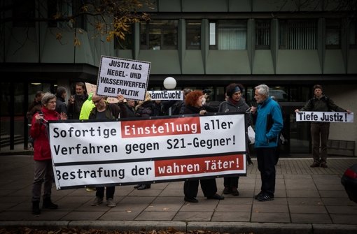 Protest vor dem Gerichtsgebäude wegen des Wasserwerfer-Prozesses Foto: Lichtgut/Achim Zweygarth
