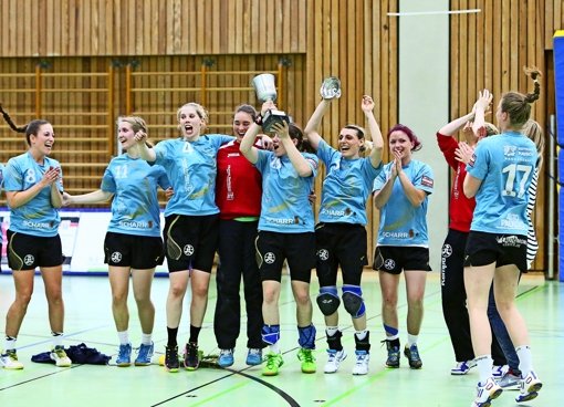 Jawoll, da ist er: die Kickers-Frauen gewinnen im Final-Four den Pokal des Bezirks Rems/Stuttgart. Foto: Eibner-Pressefoto
