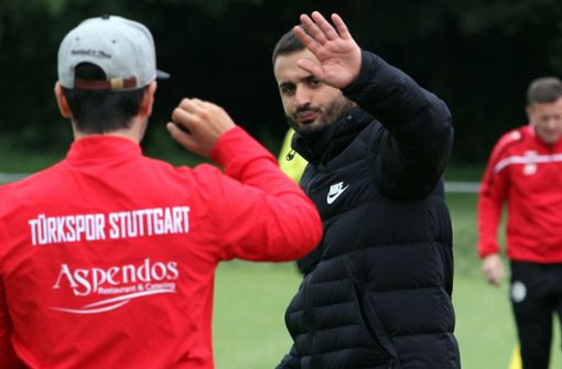 Kerem Arslan (r.) trainiert den Bezirksligisten Türkspor Stuttgart: Ein ausdrückliches Salut-Verbot gibt es für seine Spieler nicht. Foto: Yavuz Dural